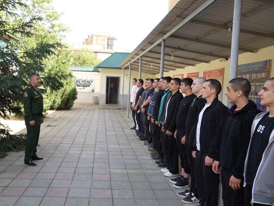 В Махачкале состоялась очередная отправка призывников на срочную службу.