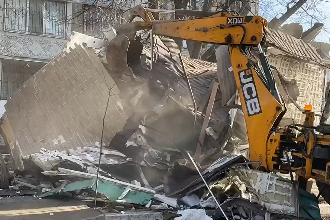 Демонтаж незаконного торгового объекта.