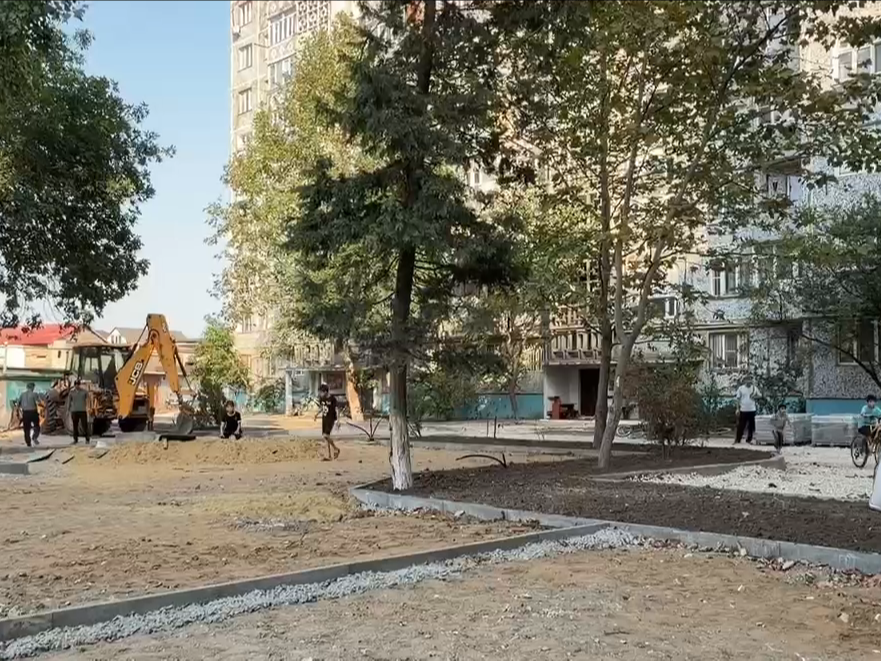 Во дворе по ул. З. Космодемьянской, 52 продолжается капитальный ремонт.