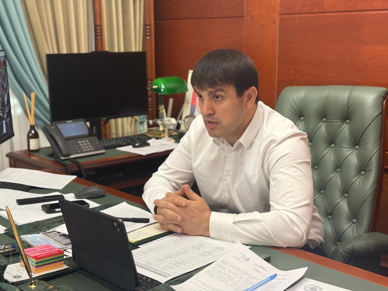 В столичной мэрии под руководством первого заместителя главы г. Махачкалы Магомедали Саидова состоялось рабочее заседание комиссии по демонтажу незаконных объектов..