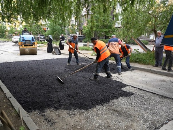 В городских дворах продолжается комплексная работа по устранению локальных разрушений асфальтобетонного покрытия.