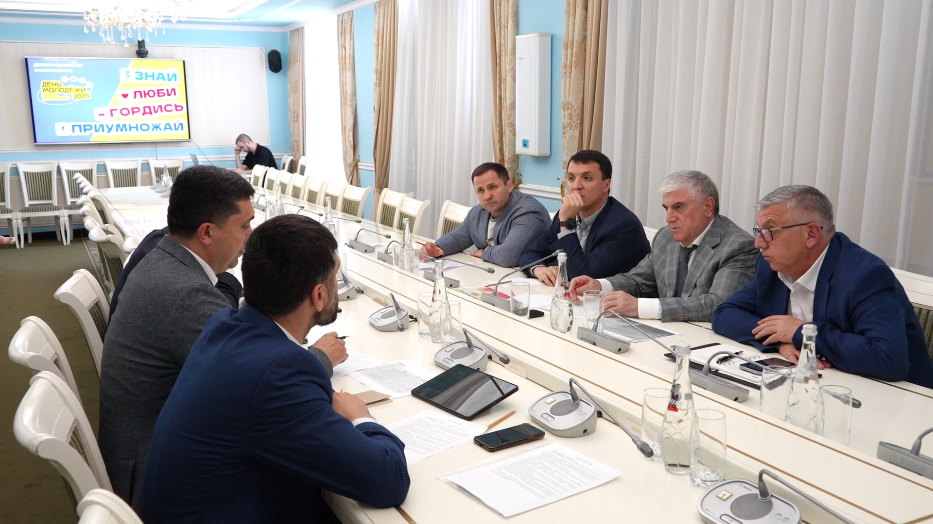В администрации Махачкалы прошло рабочее совещание по подготовке к празднованию Дня молодежи.