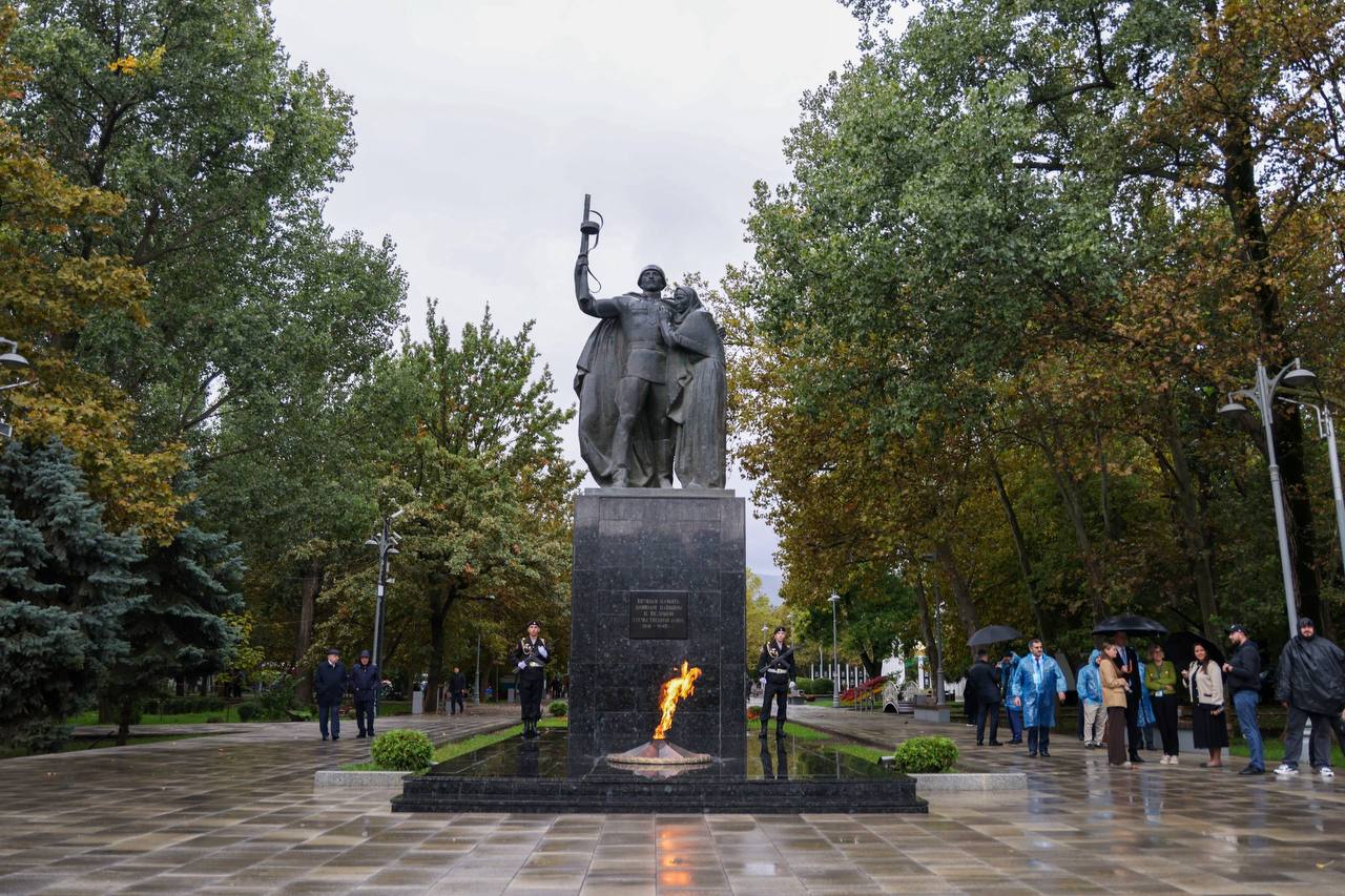 Участники Горного форума почтили память героев Великой Отечественной войны.