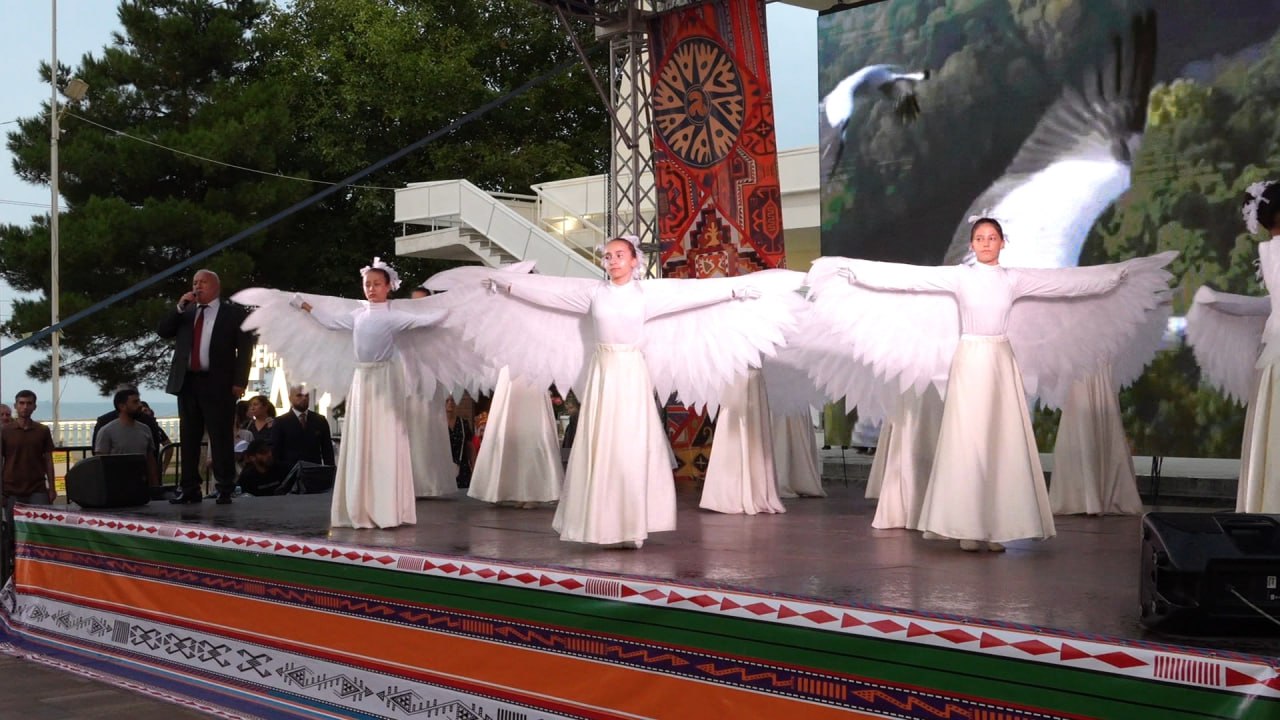 В Махачкале, в День солидарности в борьбе с терроризмом, состоялся общегородской концерт, призванный продемонстрировать единство горожан.