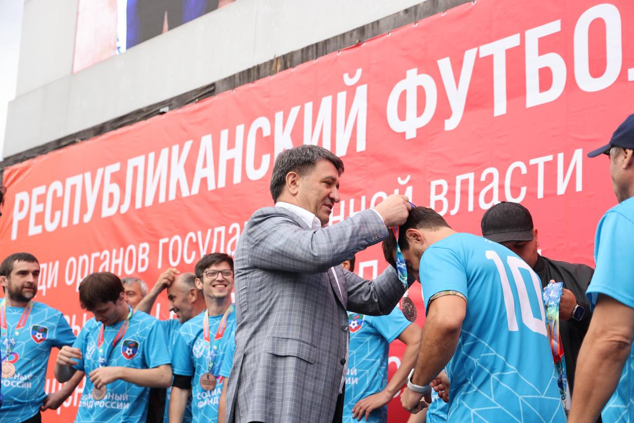 Джамбулат Салавов наградил победителей чемпионата по мини-футболу среди органов власти Республики Дагестан.