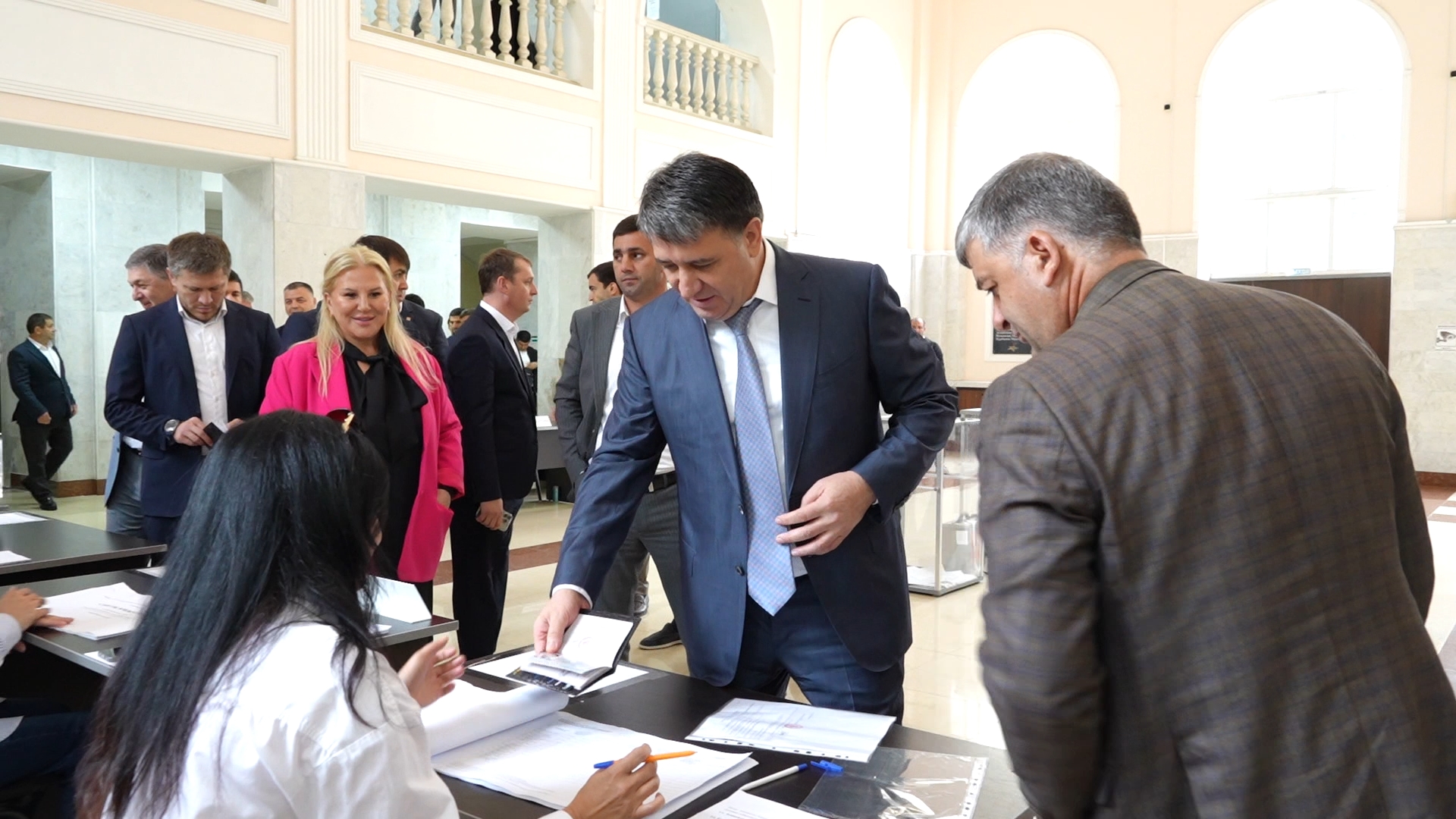 Временно исполняющий полномочия главы города Махачкалы Джамбулат Салавов принял участие в выборах.