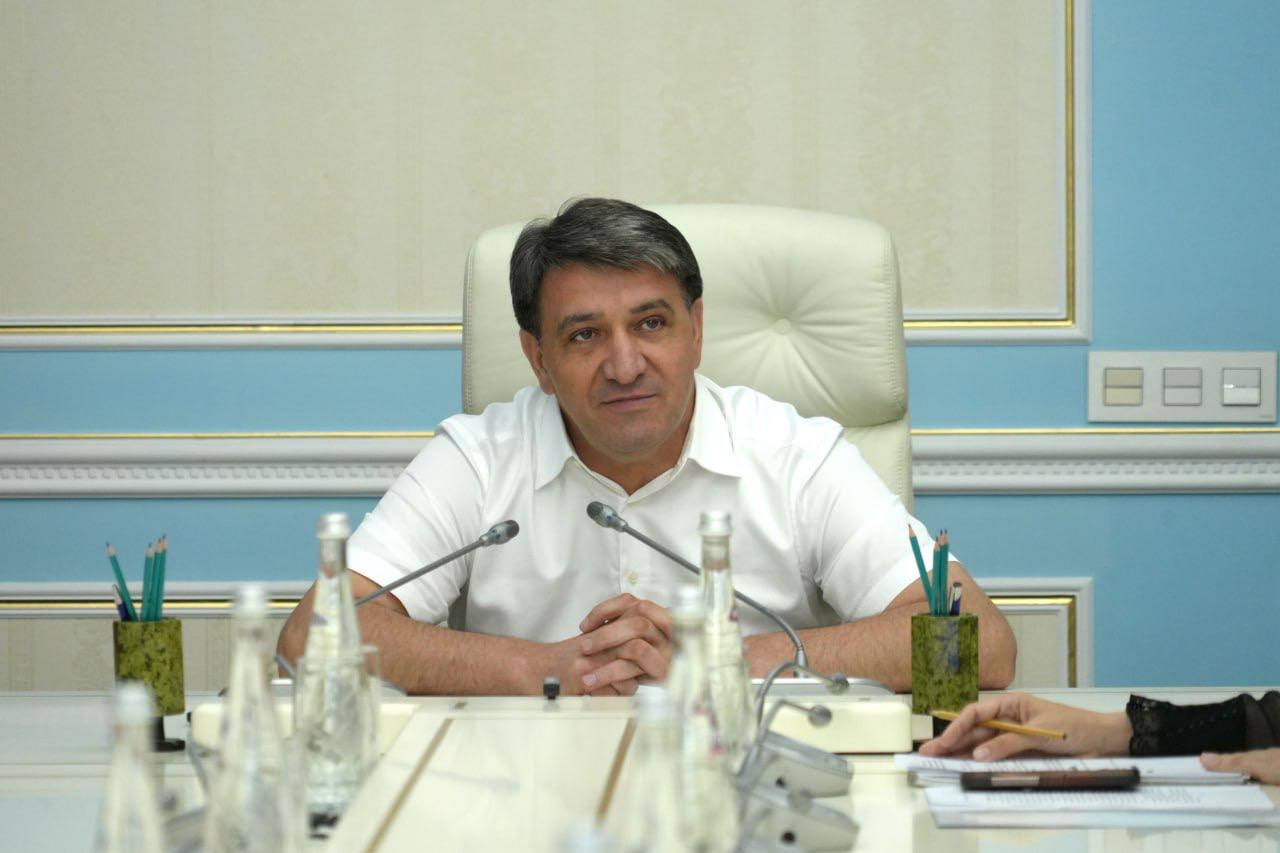 Сегодня, в преддверии Дня Конституции Дагестана, в Махачкале состоялась торжественная церемония вручения паспортов учащимся города — активистам Движения Первых — в рамках Всероссийской акции «Мы – граждане России!»..