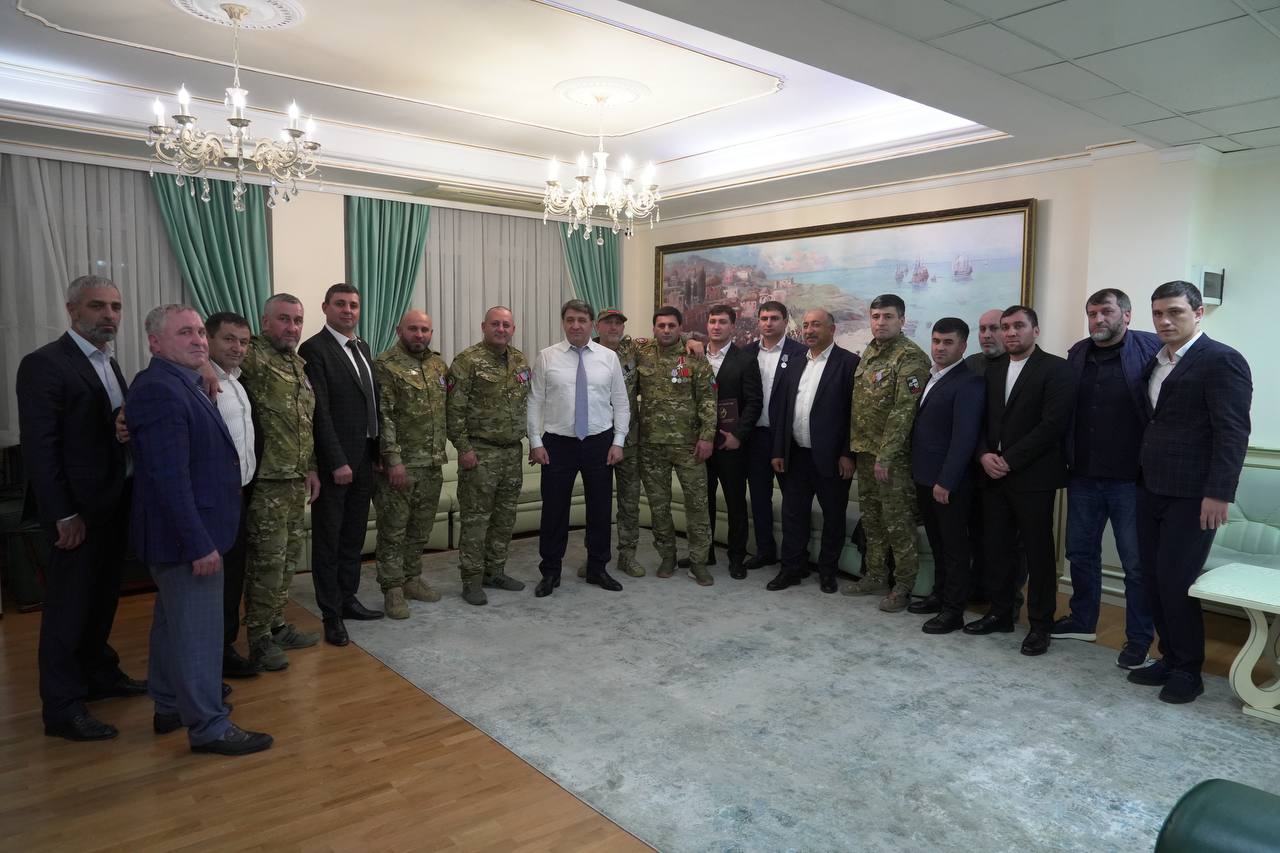 Глава Махачкалы Джамбулат Салавов сообщил о приятной новости: его советник, участник специальной военной операции Эльдис Минатуллаев, был удостоен государственной награды.