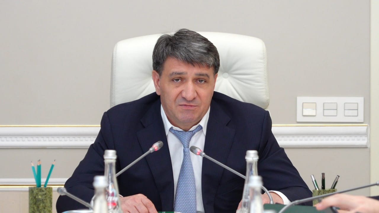 Сегодня под руководством главы Махачкалы Джамбулата Салавова состоялось еженедельное аппаратное совещание.