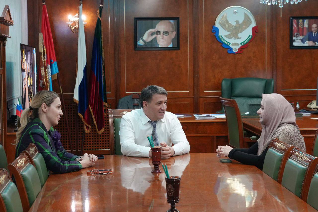 Глава Махачкалы Джамбулат Салавов встретился с  Наидой Магомедовой, руководителем благотворительного фонда «Колесо добра».