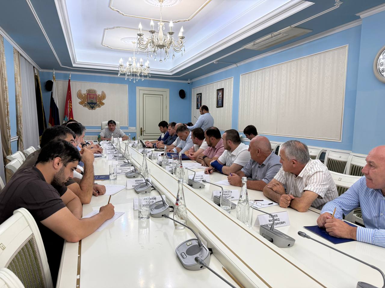 Временно исполняющий полномочия главы города Махачкалы Джамбулат Салавов провёл оперативное совещание с ресурсоснабжающими организациями и профильными службами столицы о ситуации с энергоснабжением в городе.