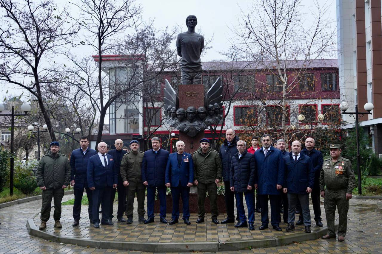 Глава Махачкалы Джамбулат Салавов принял участие в торжественном мероприятии, посвященном Дню Героев Отечества.