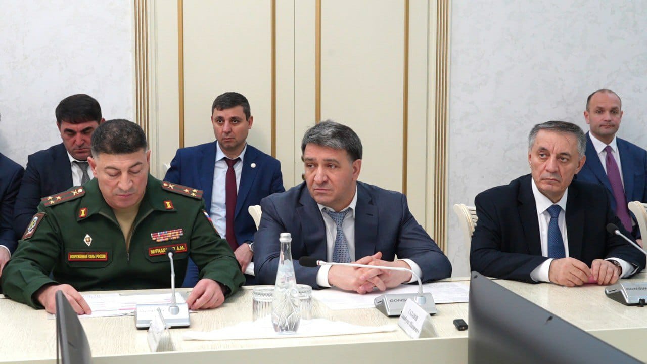 Сегодня глава г. Махачкалы Джамбулат Салавов принял участие во встрече Главы Дагестана Сергея Меликова с семьями погибших участников специальной военной операции.