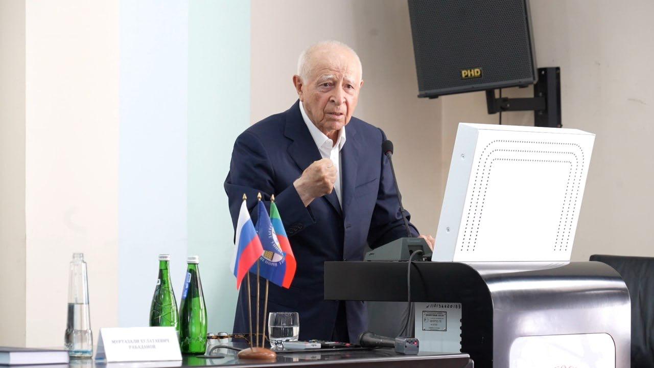 Джамбулат Салавов поздравил первого президента Дагестана Муху Алиева с днём рождения.