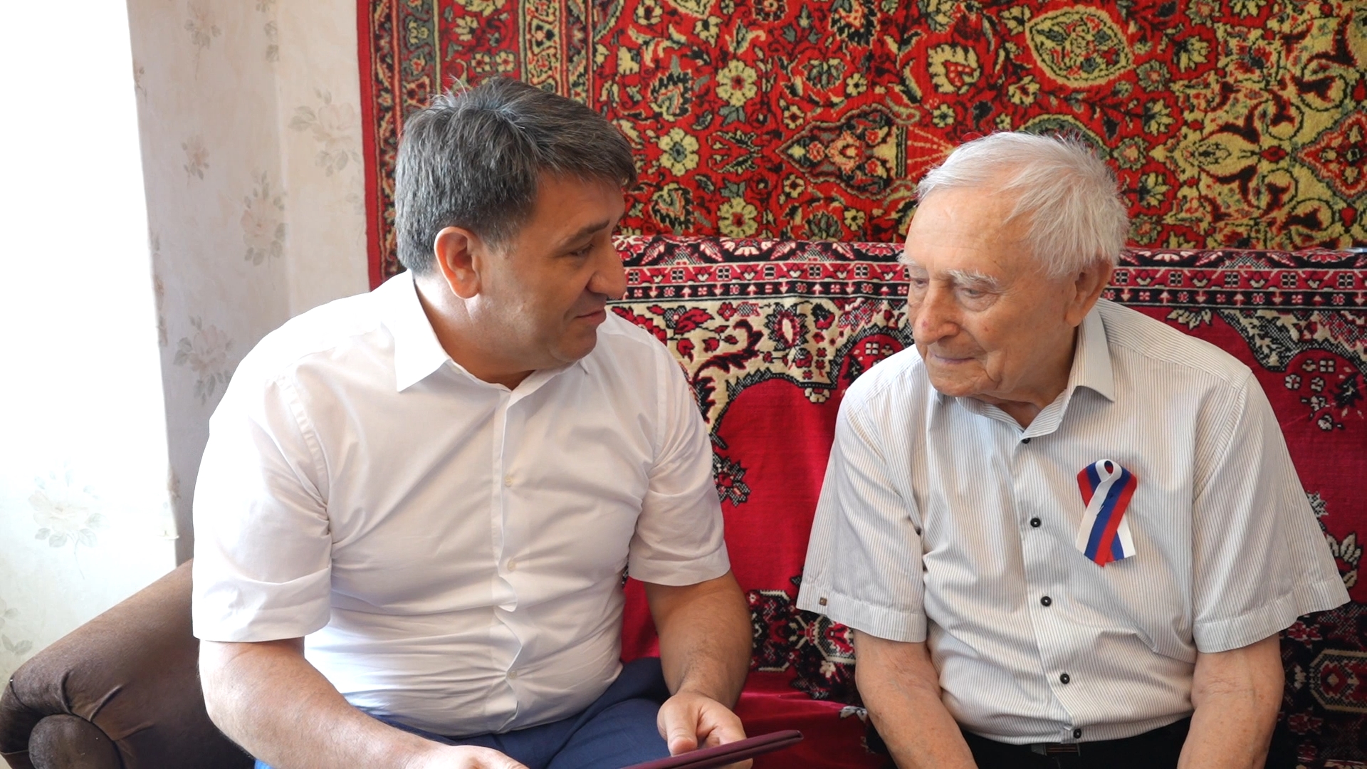 Джамбулат Салавов поздравил ветерана ВОВ Юрия Петрухина с днём рождения.