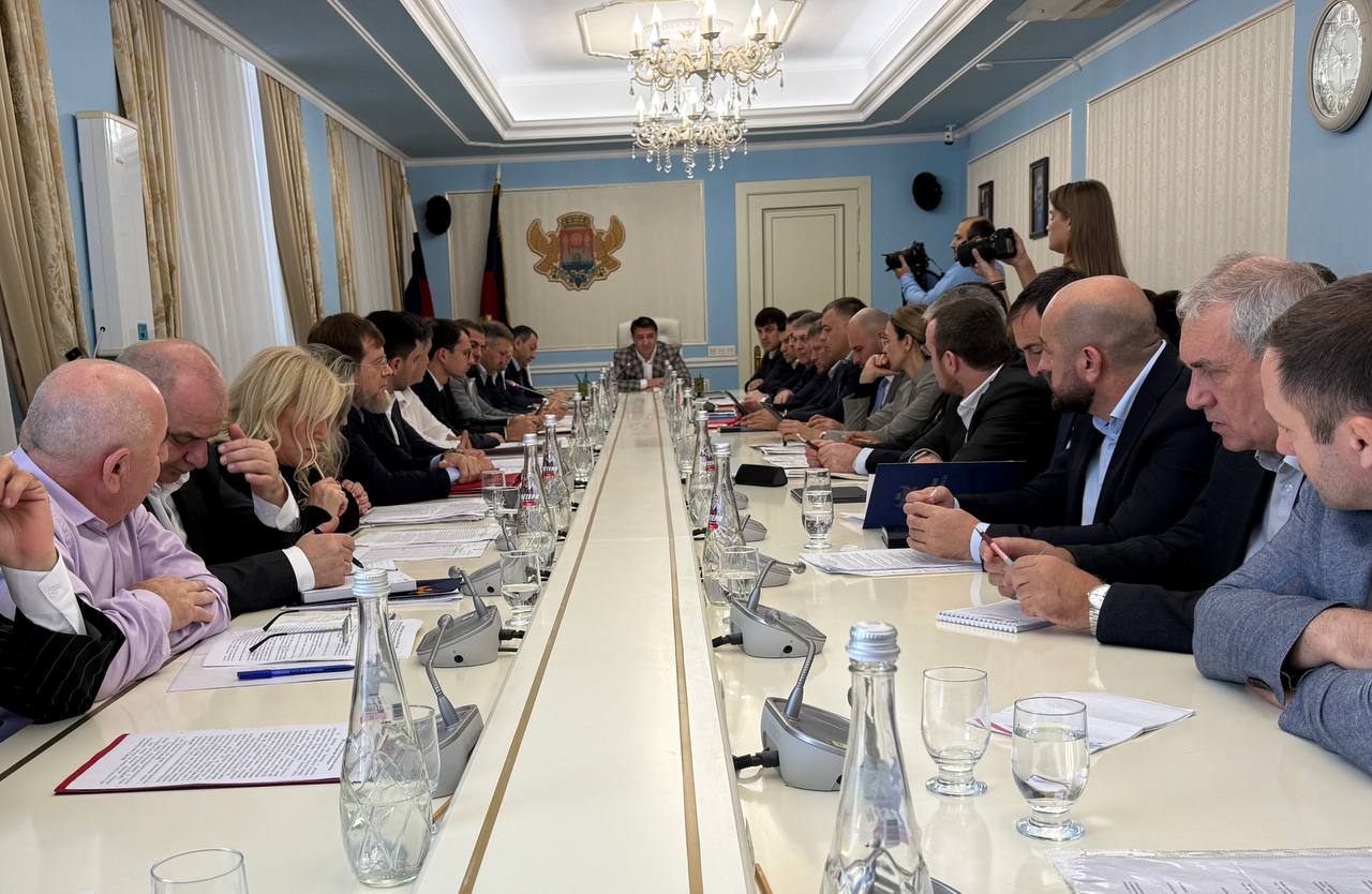 Еженедельное аппаратное совещание под руководством Джамбулата Салавова.