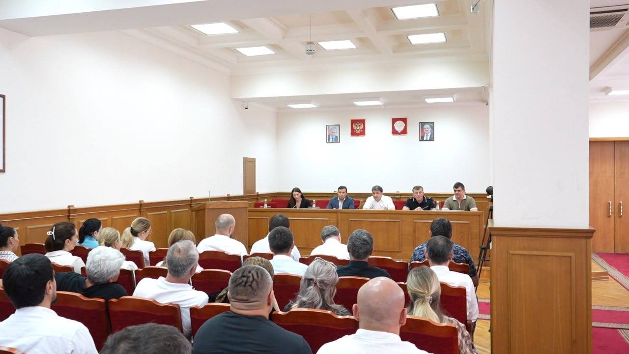 Рабочая встреча Джамбулата Салавова с владельцами банкетных залов.