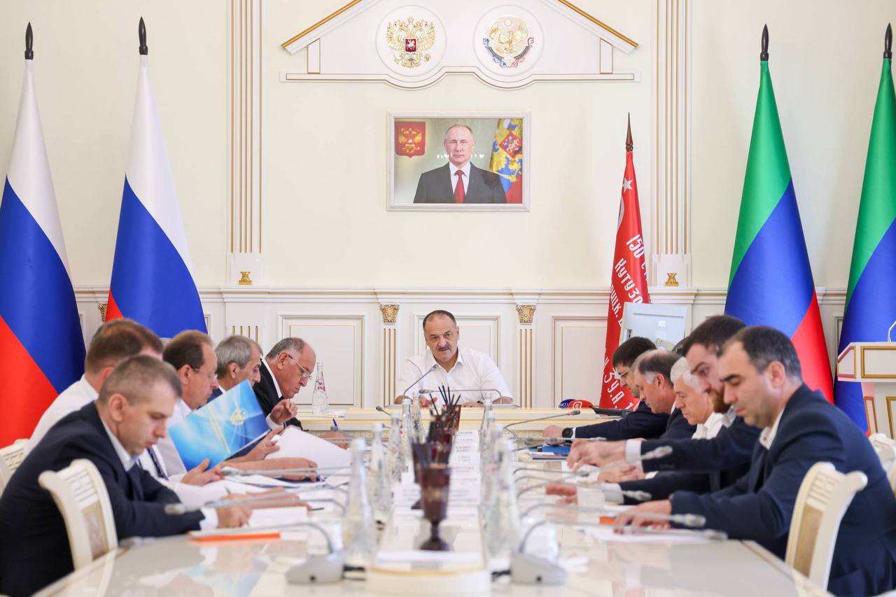 Временно исполняющий полномочия главы г.Махачкалы Джамбулат Салавов принял участие в совещании по актуальным вопросам.