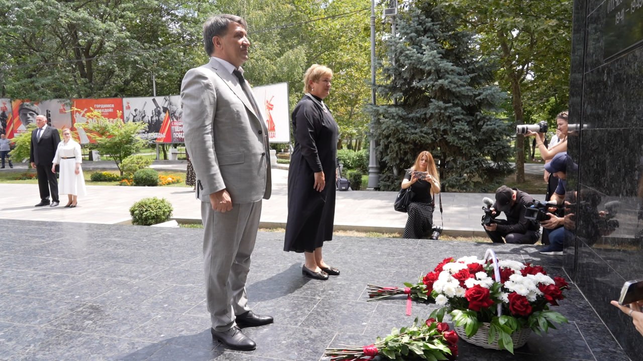 Сегодня была организована церемония возложения цветов к памятнику Воину-освободителю в парке им. Ленинского комсомола, в которой приняли участие председатель Правительства РД Абдулмуслим Абдулмуслимов и делегация из Республики Беларусь..