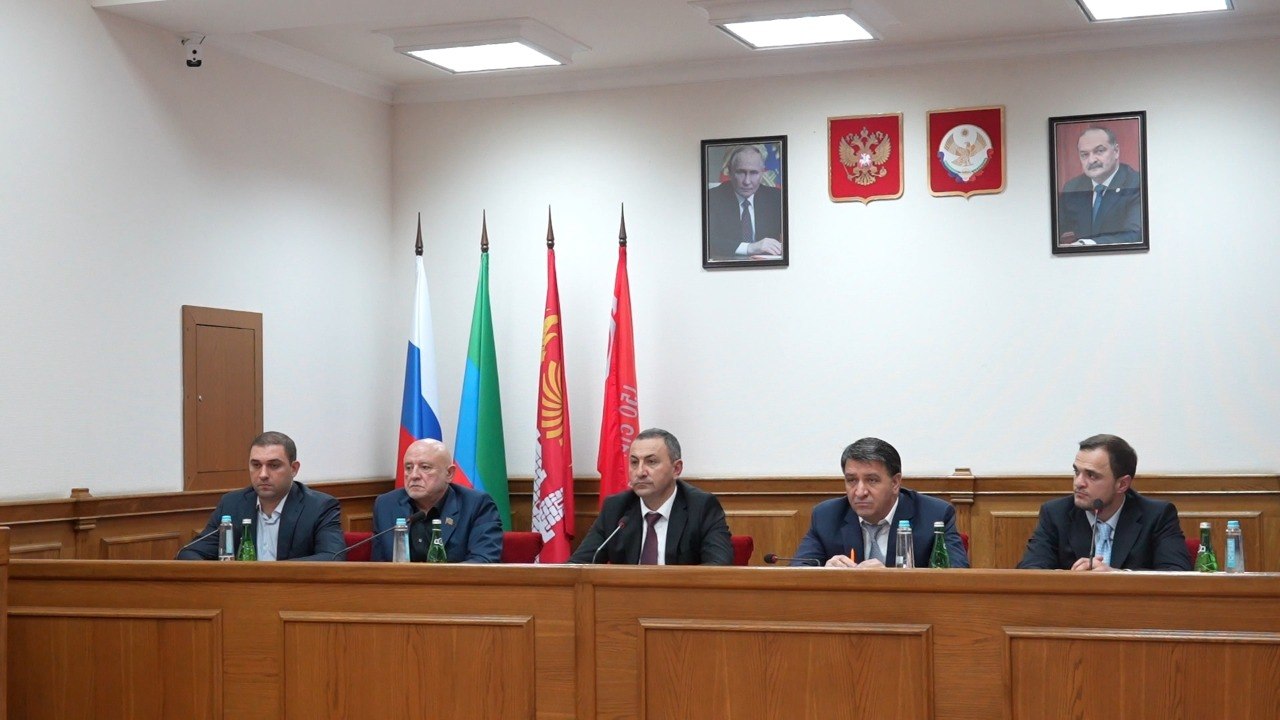 В администрации Махачкалы прошло 3-е заседание Собрания депутатов под руководством председателя Хиби Алиева.