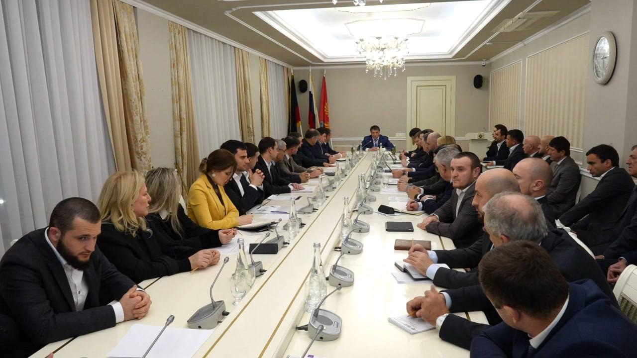 Под руководством главы города Махачкалы Джамбулата Салавова состоялось еженедельное аппаратное совещание.