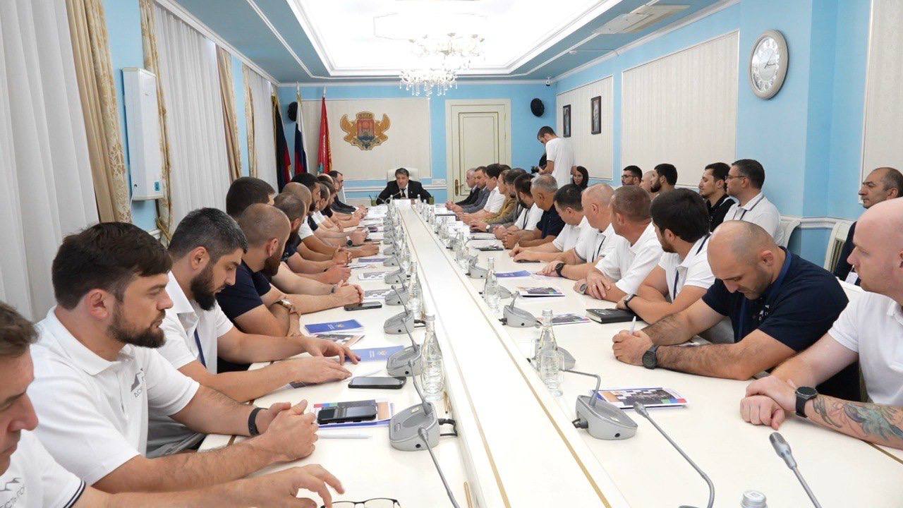 Встреча временно исполняющего полномочия главы города Махачкалы Джамбулата Салавова с участниками республиканской программы «Доблесть Гор».