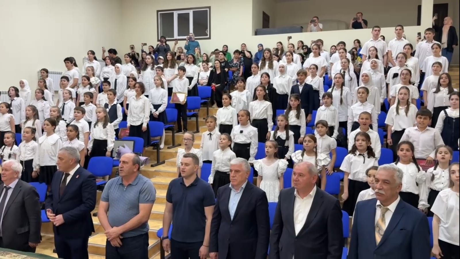 Торжественная церемония награждения участников уникального проекта «100 дней до Победы» проходит в ДШИ №3 им. А. Цурмилова.