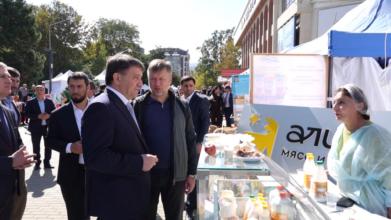 Джамбулат Салавов оценил качество местной продукции на сельскохозяйственной ярмарке.