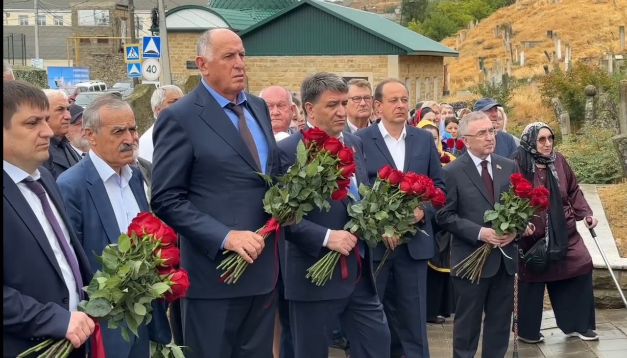 Джамбулат Салавов принял участие в церемонии возложения цветов к могиле народного поэта Расула Гамзатова.