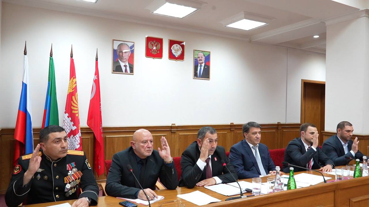В Махачкале прошло первое организационное заседание городского Собрания депутатов.