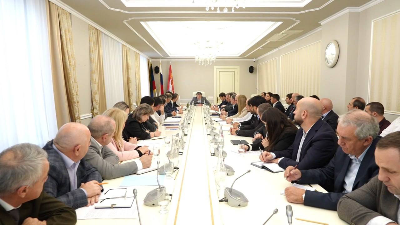 Аппаратное совещание под руководством главы Махачкалы Джамбулата Салавова.