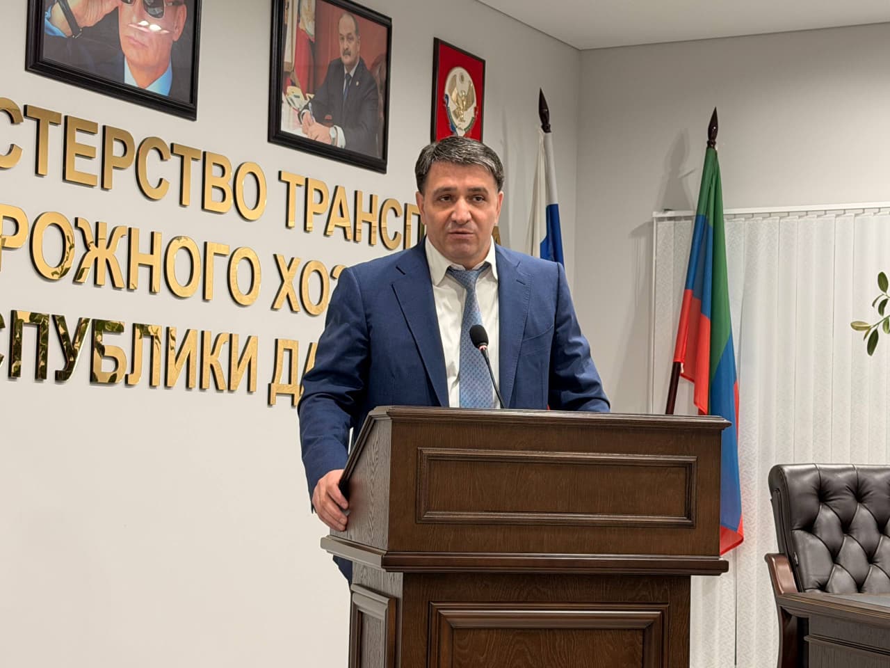 Джамбулат Салавов наградил лучших работников  транспортной отрасли города Махачкалы.