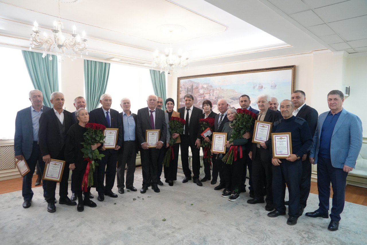 В День пожилых людей временно исполняющий полномочия главы Махачкалы Джамбулат Салавов провёл встречу с членами Совета ветеранов столицы.