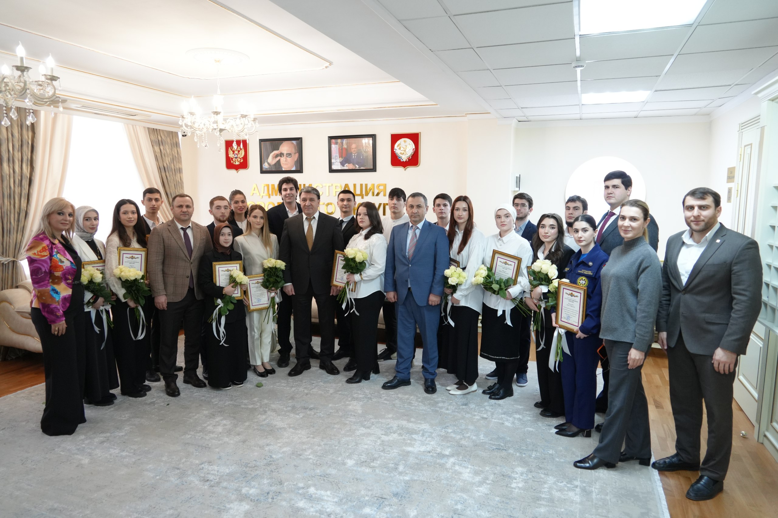 Глава города Махачкалы Джамбулат Салавов провёл встречу с активистами столицы — студентами вузов и колледжей, проявившими себя в учёбе, общественной деятельности, волонтёрстве и творчестве.