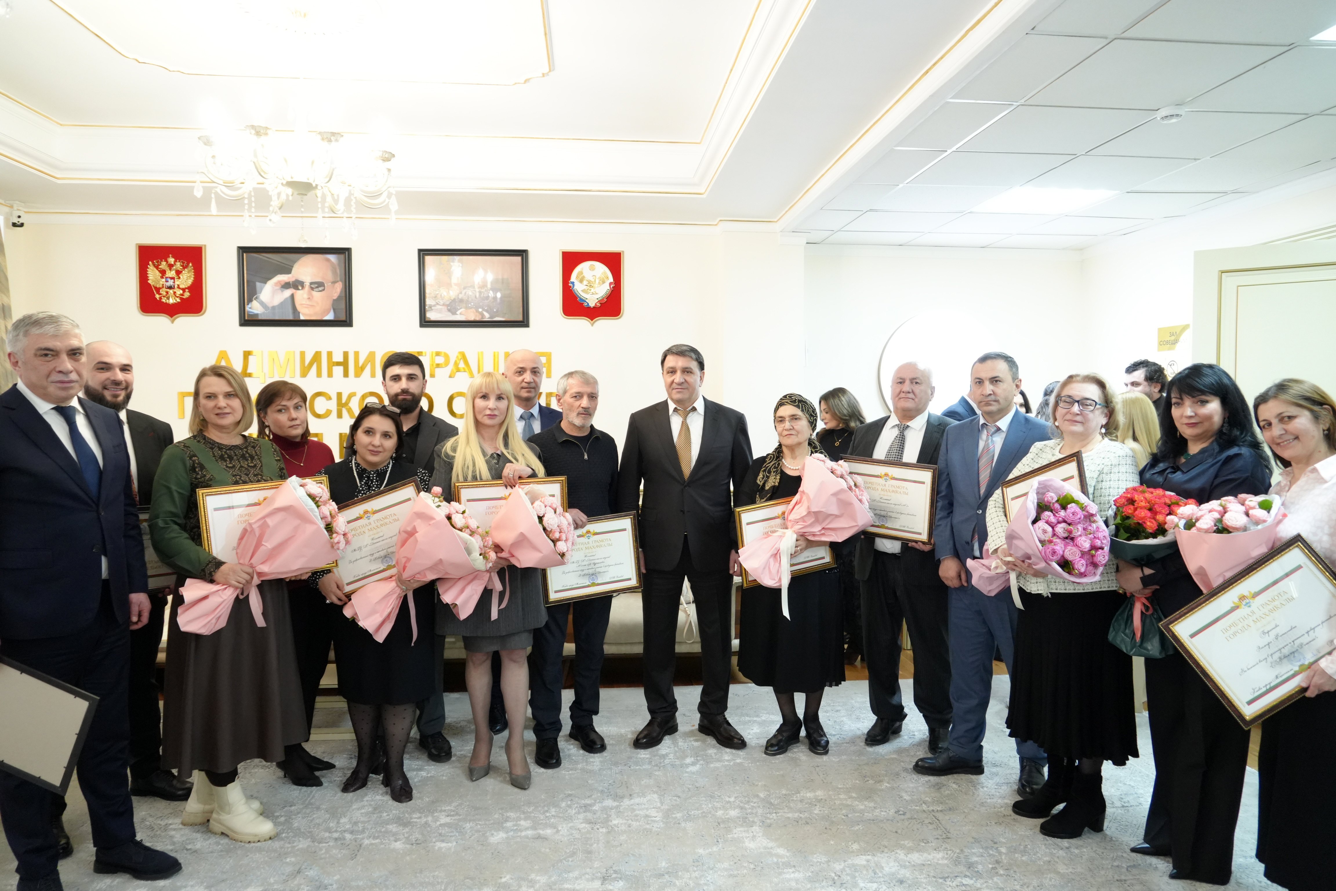 Джамбулат Салавов провел  встречу с организаторами и артистами — творческой командой, подарившей столице грандиозный новогодний фестиваль «С Новым годом, Дагестан!».