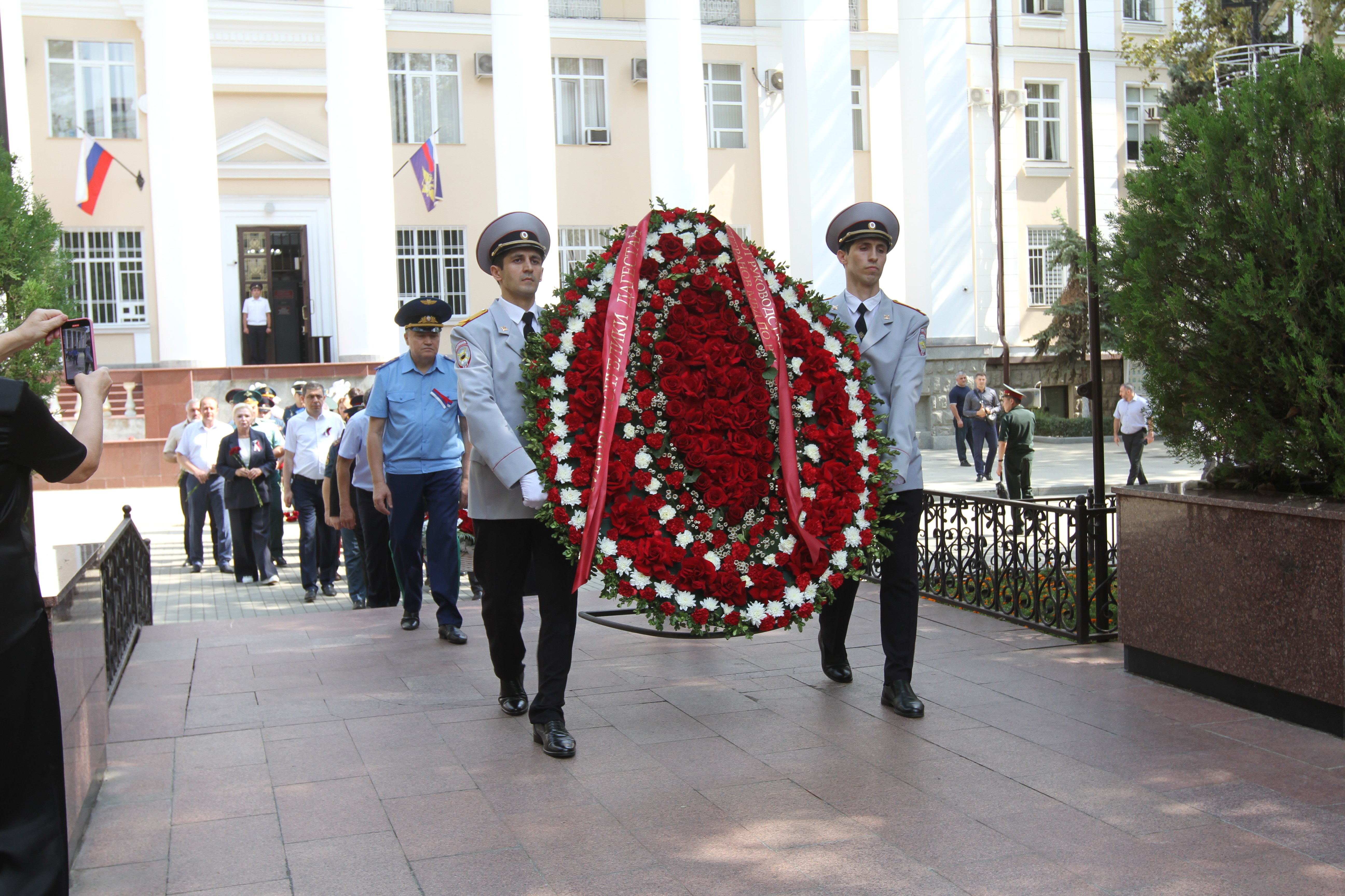 Джамбулат Салавов принял участие в церемонии возложения цветов к мемориалу Славы сотрудников МВД.