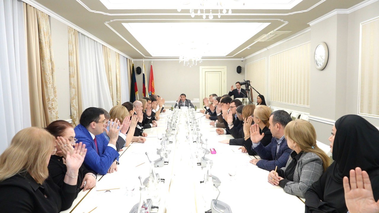 Джамбулат Салавов провёл заседание Местного политического совета Махачкалинского отделения партии «ЕДИНАЯ РОССИЯ».