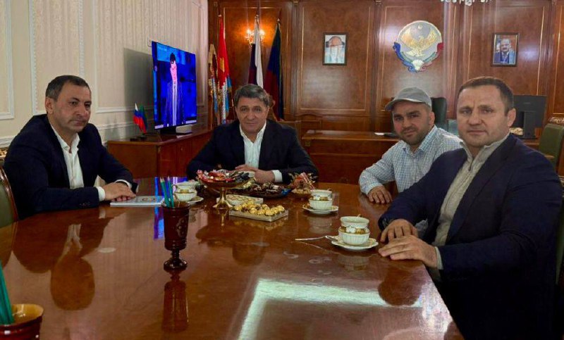 Джамбулат Салавов встретился с Хайбулой Шааловым, который принял решение отправиться добровольцем в зону специальной военной операции.