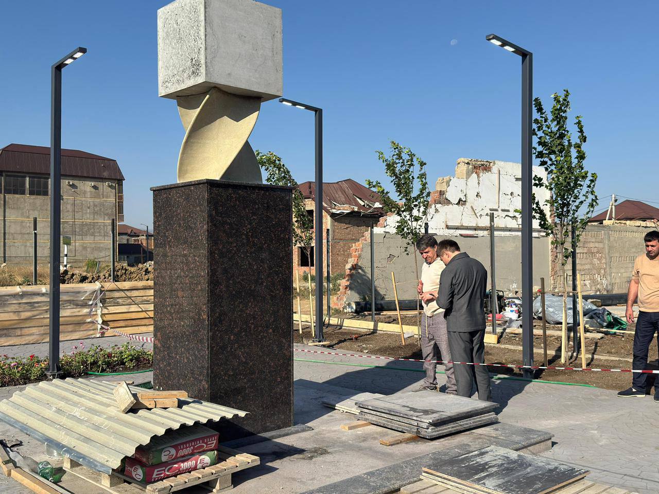 Джамбулат Салавов проверил ход работ по установке мемориала, посвящённого жертвам взрыва в Карамане.