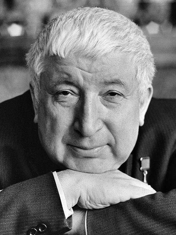 Поздравление временно исполняющего полномочия  главы г. Махачкалы Джамбулата  Салавова  с Днем языков народов России.