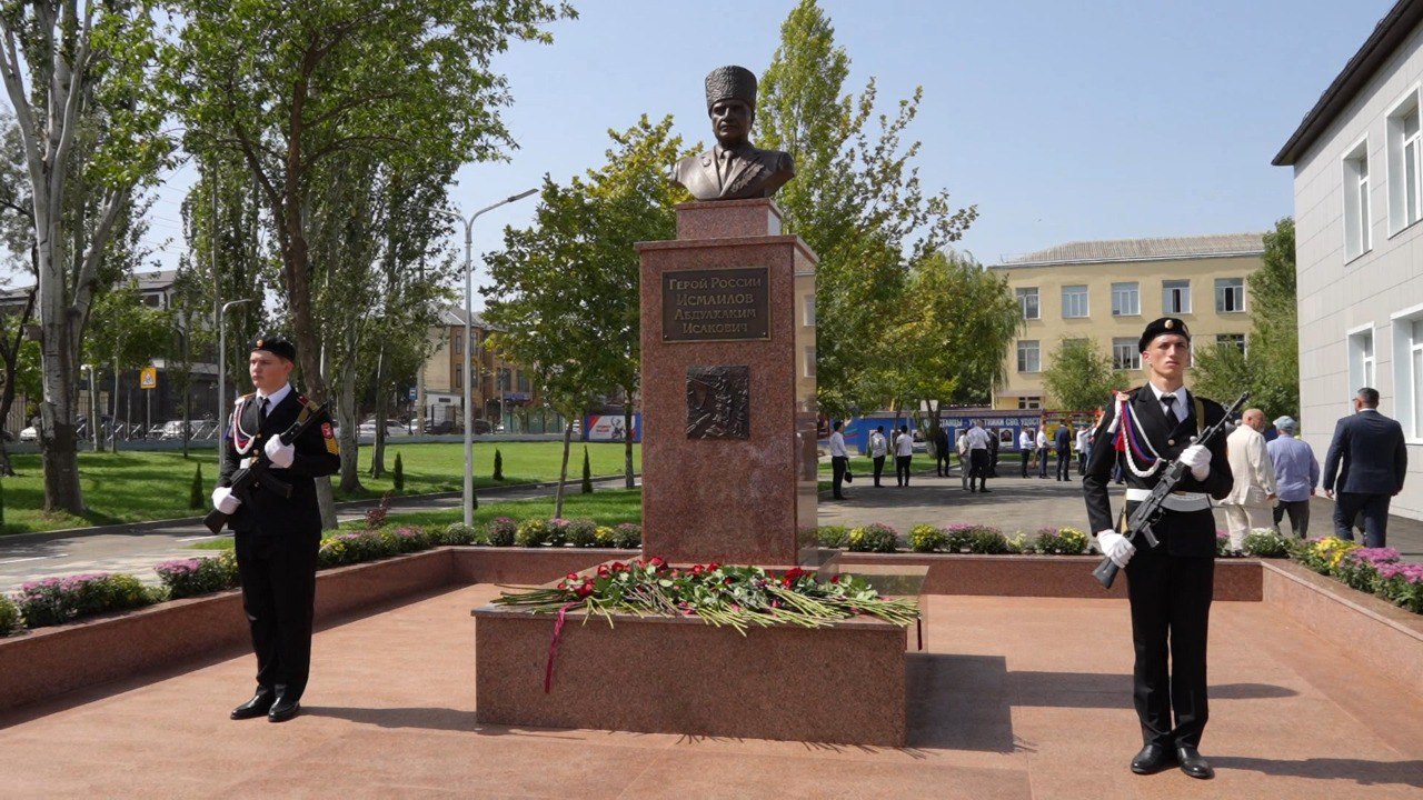 Джамбулат Салавов принял участие в торжественном открытии бюста Абдулхакима Исмаилова.