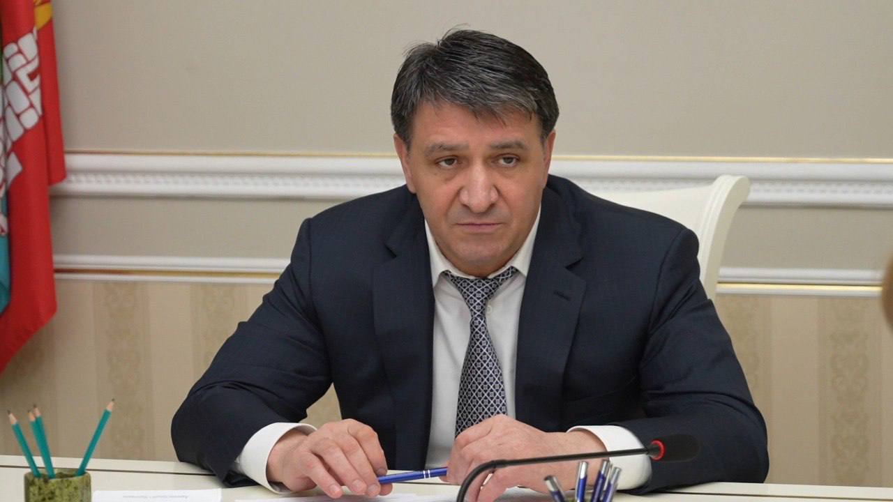 Джамбулат Салавов провёл ежемесячный приём граждан, в ходе которого были рассмотрены наиболее актуальные и социально значимые обращения жителей Махачкалы.