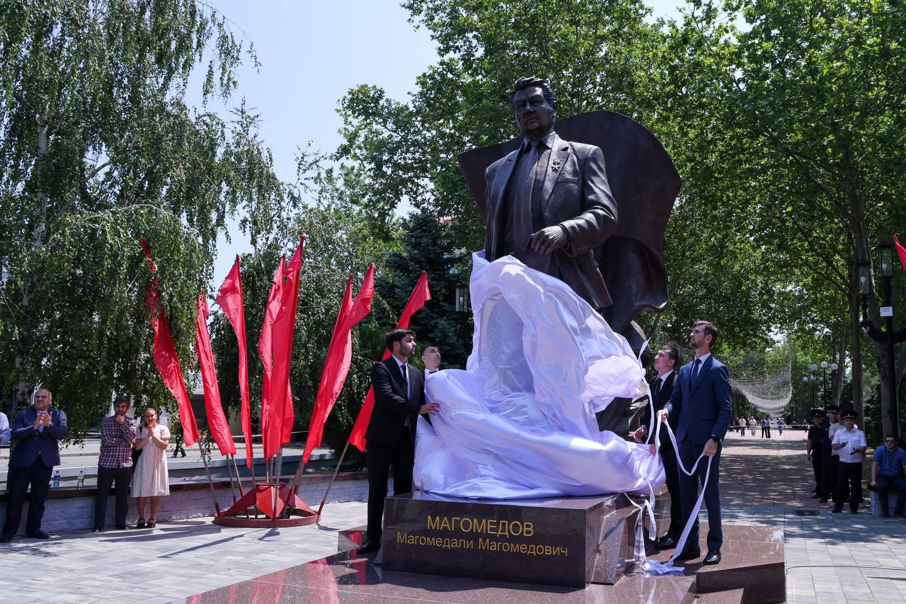 Глава Махачкалы Юсуп Умавов принял участие в открытии памятника Магомедали Магомедову.