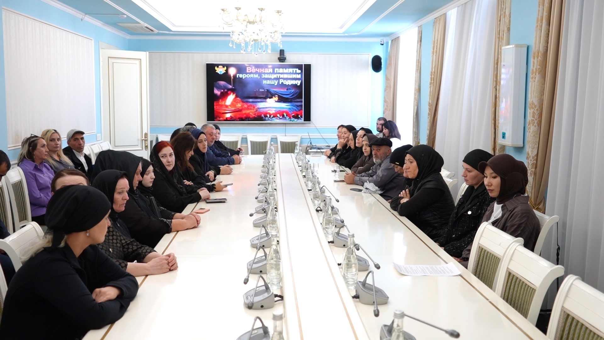 Джамбулат Салавов, временно исполняющий полномочия  главы Махачкалы встретился с родственниками военнослужащих, павших в зоне проведения специальной военной операции.