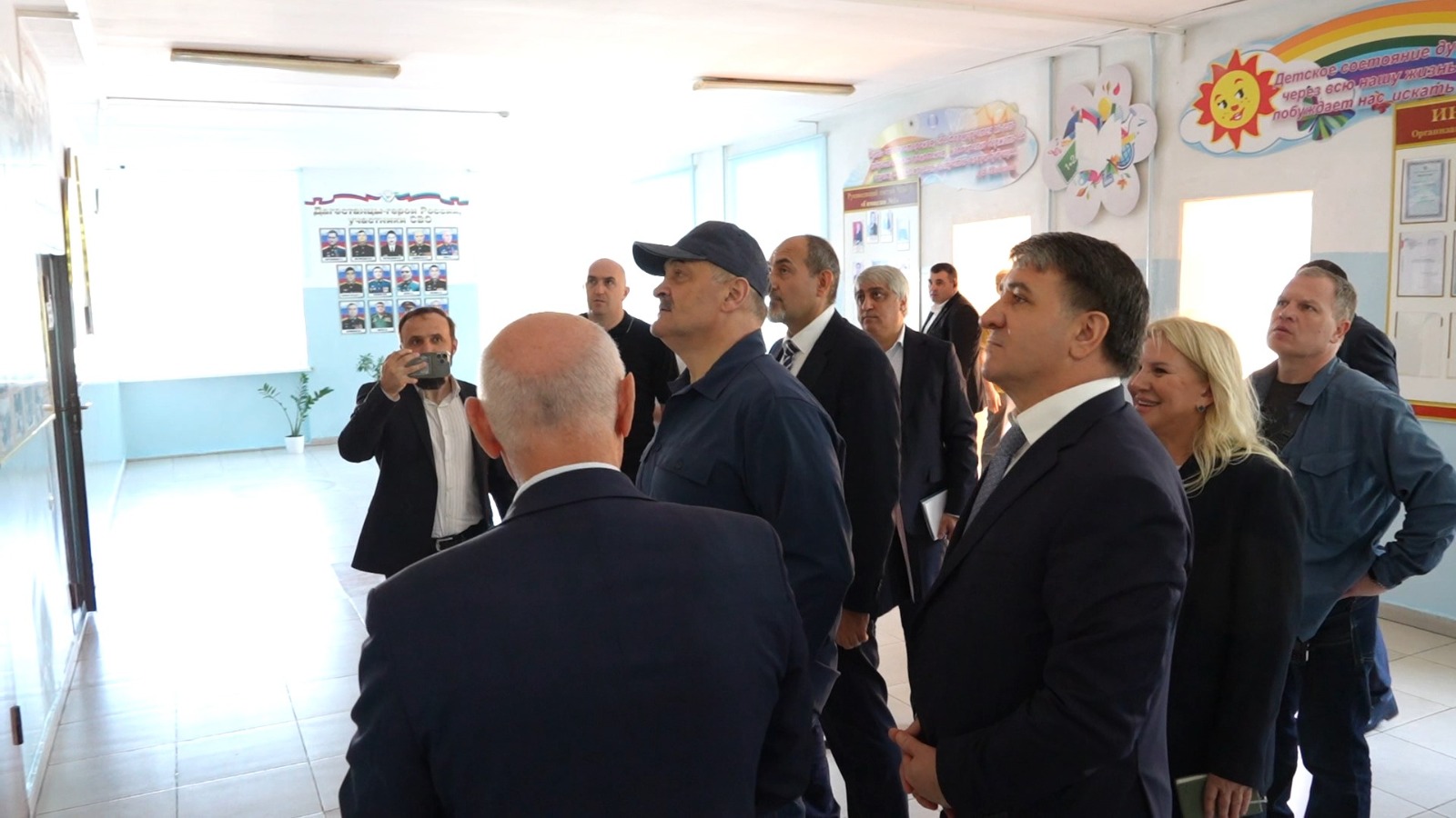Глава Дагестана Сергей Меликов и временно исполняющий полномочия главы Махачкалы Джамбулат Салавов посетили с рабочим визитом гимназию №1.
