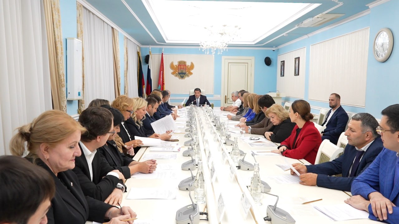 В Махачкале прошло заседание политического совета Местного  отделения партии «Единая Россия» под председательством Джамбулата Салавова.