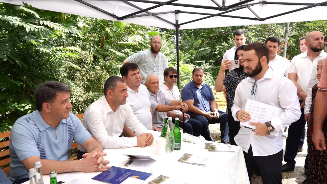 Джамбулат Салавов встретился с инициативной группой по вопросу строительства многоквартирного дома на территории, примыкающей к Портовской больнице.