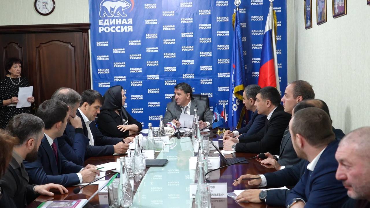 Мэр Махачкалы Джамбулат Салавов провёл личный приём граждан: обращения участников и семей СВО взяты на особый контроль.