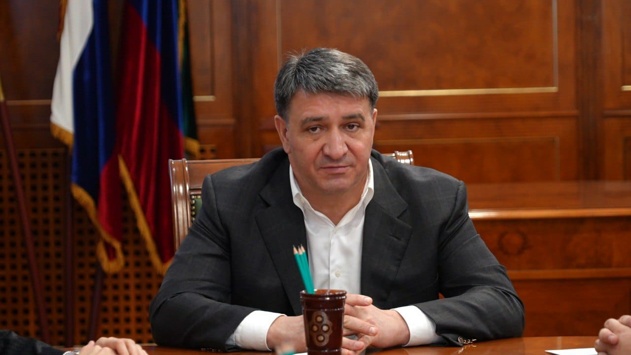 Глава города Джамбулат Салавов встретился с Шамилем Мусаевым, начальником отдела по координации работы с участниками СВО и их семьями Управления социальной политики администрации Махачкалы.