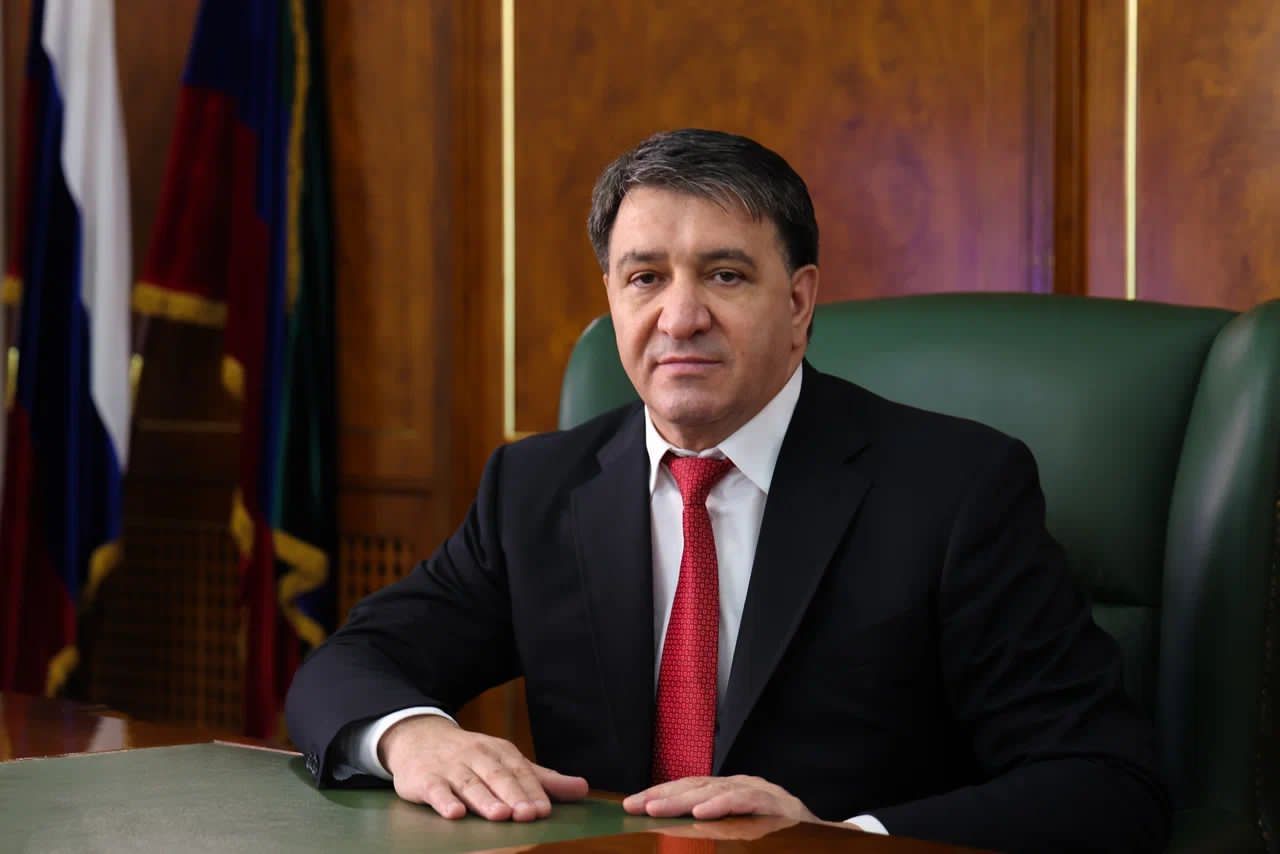 Глава Махачкалы Джамбулат Салавов поздравил работников и ветеранов автомобильного и городского транспорта Махачкалы  с профессиональным праздником.